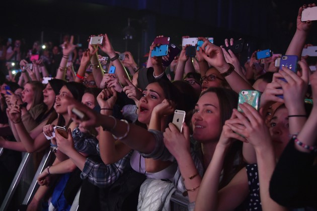 Concert-Phones-Apple