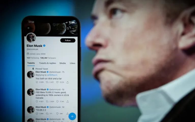 Elon Musk smartphone Apple Google Twitter