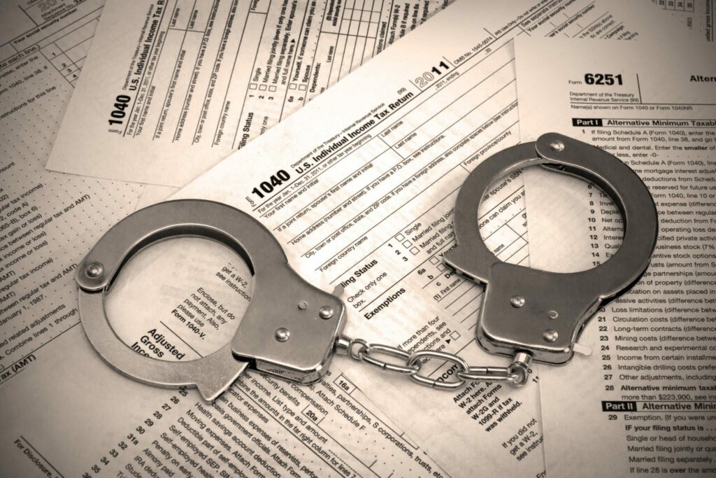 ΗΠΑ: 4 Ύποπτοι συνελήφθησαν για απάτη επιστροφής φόρων