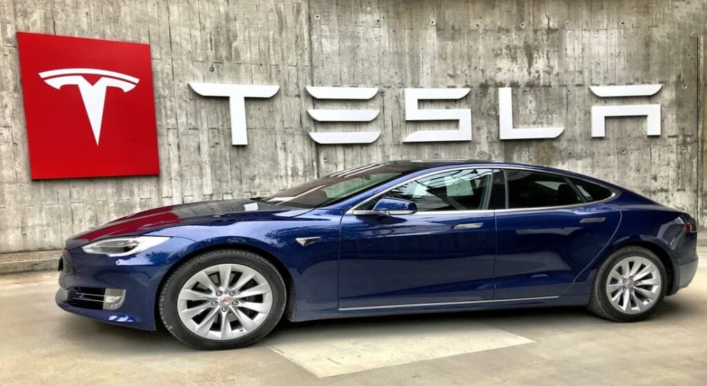 Musk Tesla περικοπές