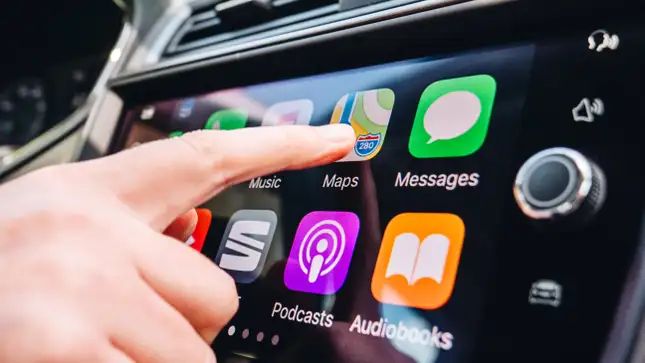 Η General Motors (GM) ανακοίνωσε την πρόθεσή της να εγκαταλείψει τα Apple CarPlay και Android Auto στα μελλοντικά της ηλεκτρικά οχήματα.